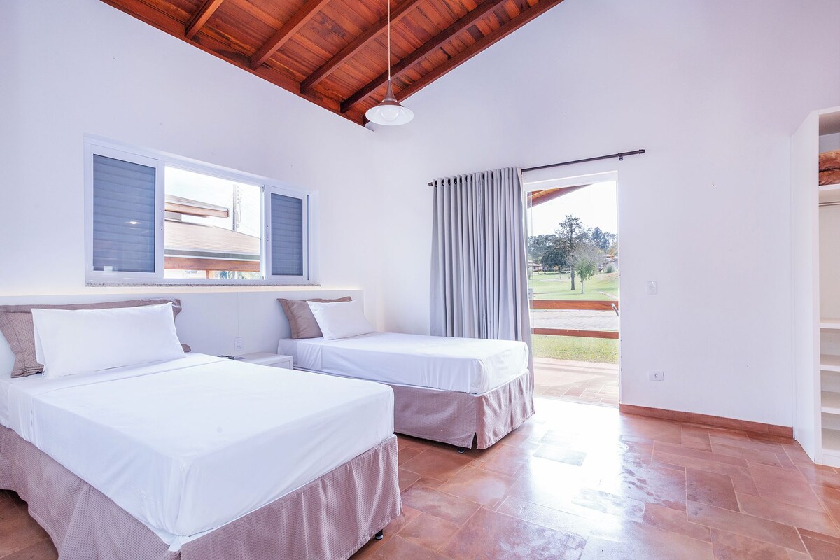 Premium bedding, minibar, WiFi (free), bed sheets