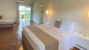 A spacious bedroom with a large bed, a wooden ceiling, and a view of the outdoors. - Vale das Águas Fazenda Resort (Aguas de Santa Barbara)