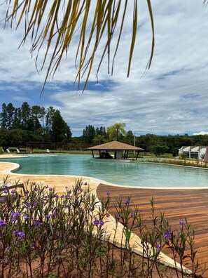 2 outdoor pools, open 9:00 AM to 9:00 PM, pool loungers - Vale das Águas Fazenda Resort (Aguas de Santa Barbara)