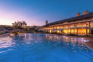 2 piscinas al aire libre, sillones reclinables de piscina