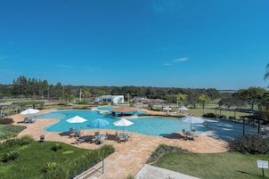 2 piscinas al aire libre, sillones reclinables de piscina