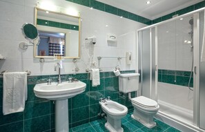 A bathroom with a sink, bidet, toilet, and shower. - Hotel Quisisana (Abano Terme)