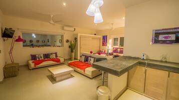 Deluxe Loft, 1 Bedroom, Smoking, Ocean View | Ruang tamu | TV skrin rata