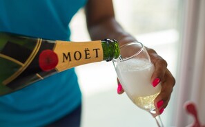 Eine Person schwenkt Sekt in ein Glas.