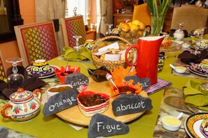 Esmorzar diari de cuina local gratuït