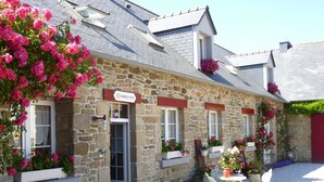 Un bâtiment en pierre sur lequel on peut lire l’inscription « Chambres Diotes ».