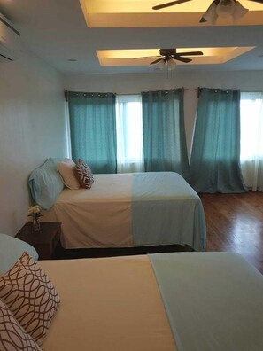 1 bedroom, premium bedding, desk, iron/ironing board - West End room (Roatan)