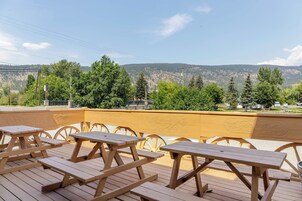 2 restaurantes, se sirve desayuno 