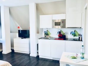 Frigorífico, microondas, placa de cocina y cafetera o tetera