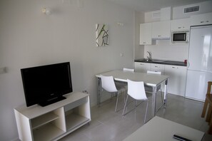 Bangalô família, 2 quartos, sacada, vista para o lago | Cozinha privada | Geladeira grande, micro-ondas, cooktop, cafeteira/chaleira