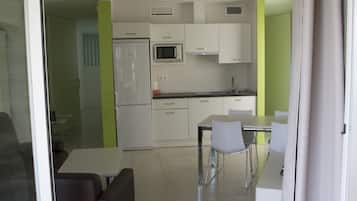 Lemari es besar, microwave, kompor, dan mesin pembuat kopi/teh