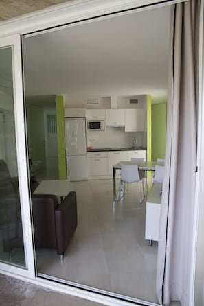 Geladeira grande, micro-ondas, cooktop, cafeteira/chaleira