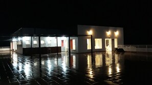 Vista frontal de la propiedad