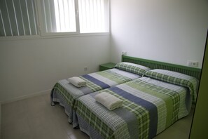 Bungalow, 1 soverom | Safe på rommet, lydisolert, barnesenger og sengetøy