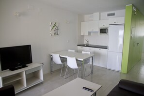 Großer Kühlschrank, Mikrowelle, Herdplatte