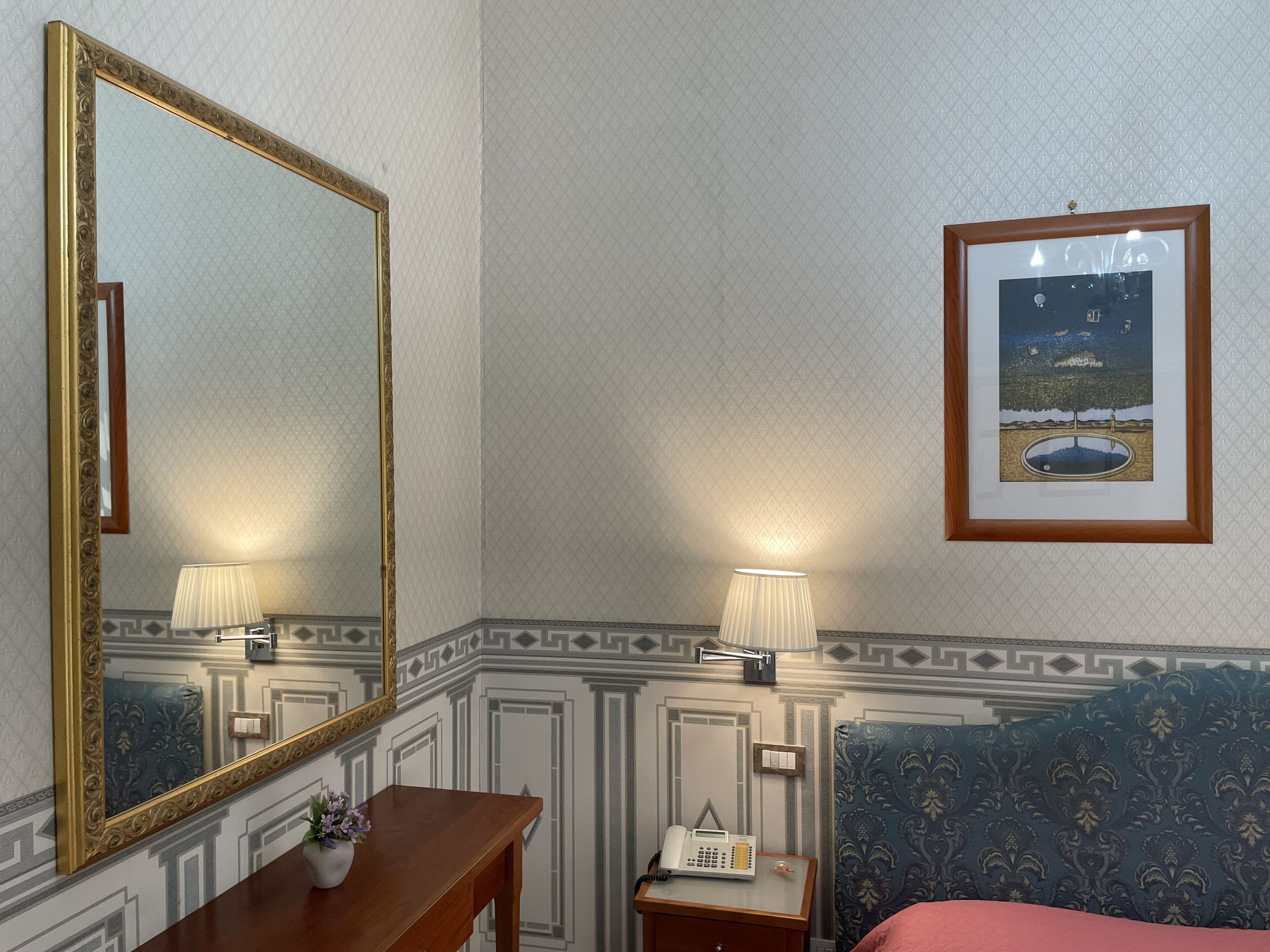 مكتب وستائر تعتيم وتجهيزات عازلة للصوت وملاءات أسرّة