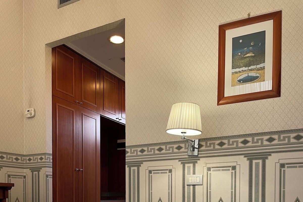 1 bedroom, desk, blackout curtains, soundproofing