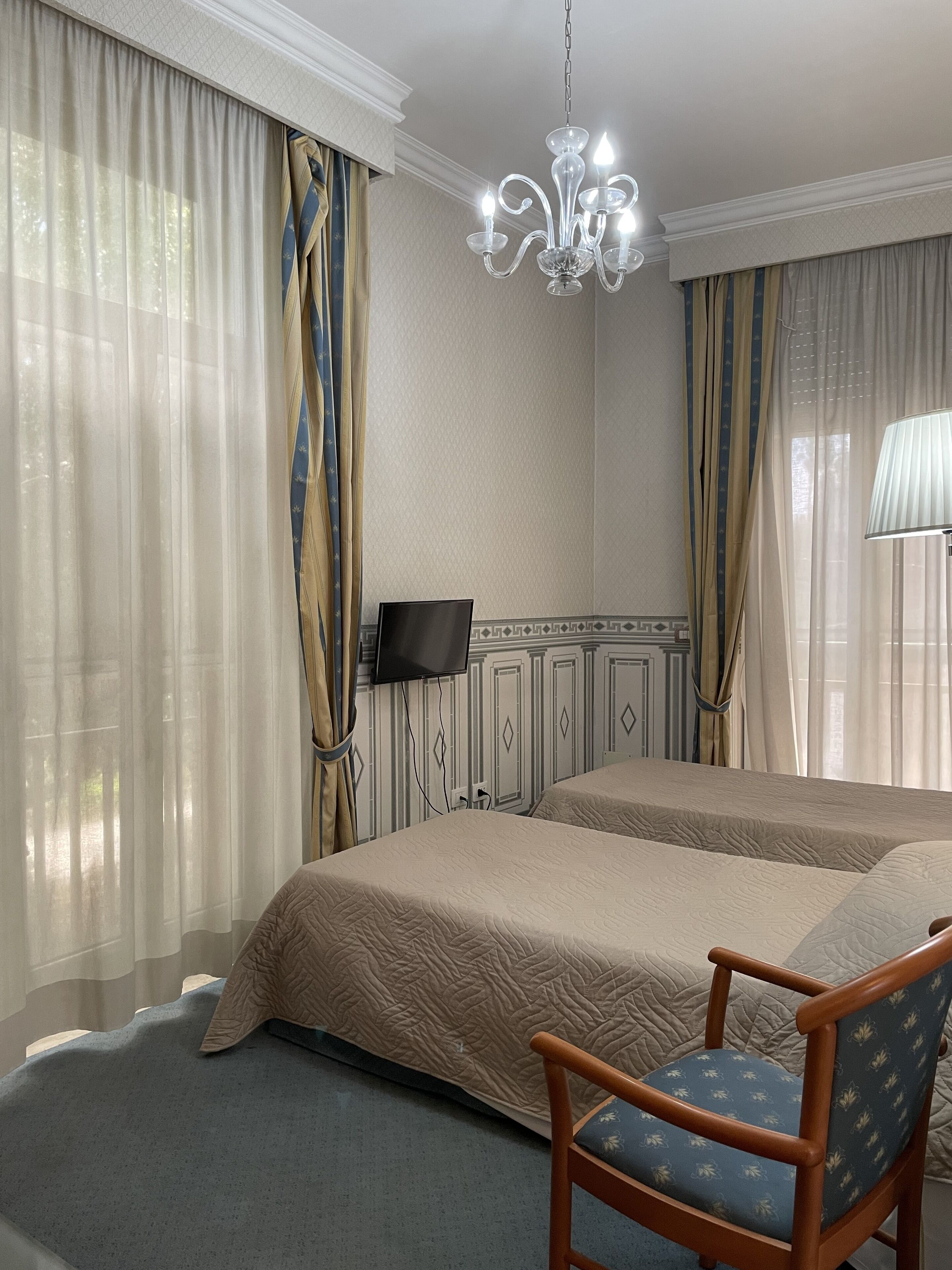 Phòng 2 giường đơn tiện nghi đơn giản, 2 giường đơn, có phòng tắm riêng, quang cảnh thành phố | Bàn, màn/rèm cản sáng, phòng cách âm, bộ trải giường 