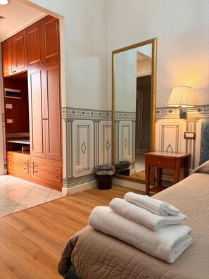 Habitación individual Deluxe, 1 cama individual, baño en la habitación, vista al parque | Escritorio, cortinas blackout, insonorización y ropa de cama 