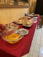 Café da manhã com buffet grátis todos os dias