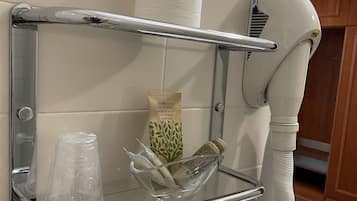 Douche, douche à « effet pluie », articles de toilette gratuits
