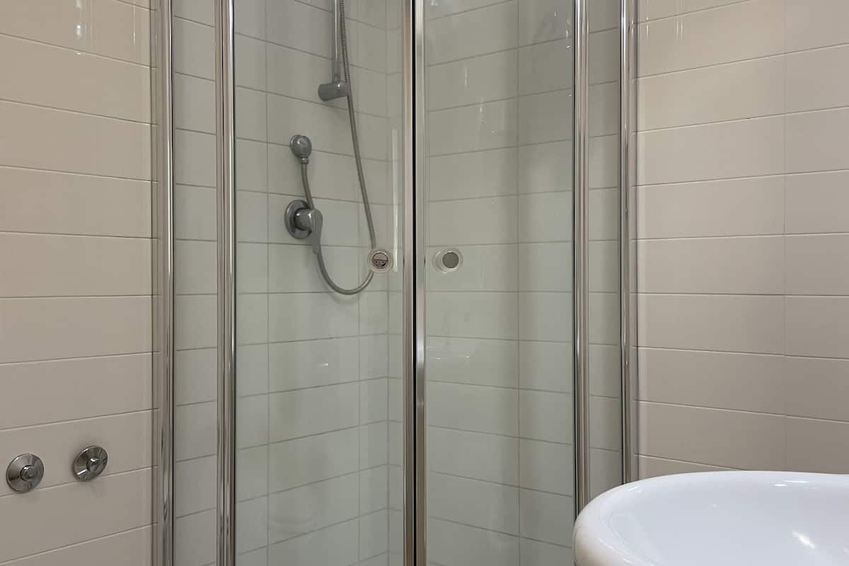 comfort room, 1 king bed, ensuite, park view | bathroom | shower, rainfall showerhead, free toiletries, hair dryer