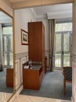 Camera Comfort con 2 letti singoli, 2 letti singoli, bagno in camera, vista città | Una scrivania, tende oscuranti, insonorizzazione, lenzuola