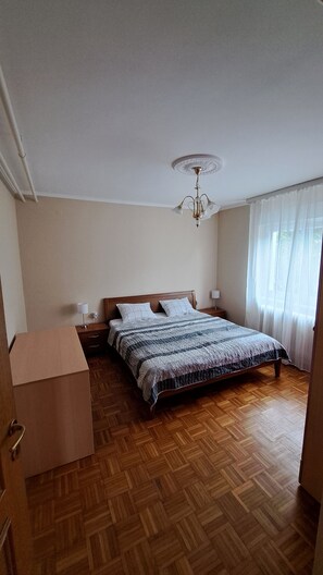 Apartment, 3 Schlafzimmer, eigenes Bad, zum Garten hin | Bügeleisen/Bügelbrett, kostenloses WLAN, Bettwäsche