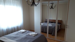 Leilighet, 3 soverom, privat bad, hageområde | Strykejern/-brett, wi-fi (inkludert) og sengetøy