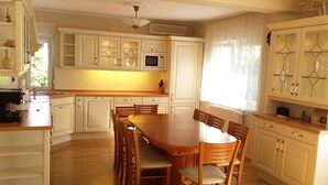 Leilighet, 3 soverom, privat bad, hageområde | Oppholdsområde