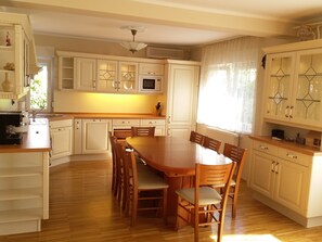 Appartement, 3 chambres, salle de bains privée, côté jardin | Coin séjour