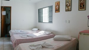 Minibar, bed sheets - Pousada do Alan (Caldas Novas)