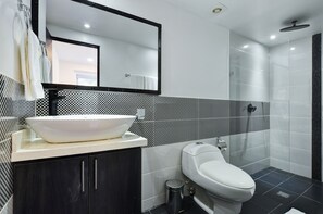 Provence Lofts 202 | Salle de bain | Douche, articles de toilette griffés, séchoir à cheveux