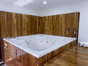Provence Lofts 303 | Baignoire à remous privée