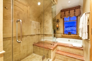 Villa | Badezimmer | Badewanne und Dusche (separat), Whirlpool, Regendusche