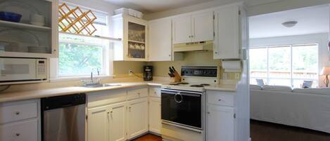 Family Apartment, 2 Bedrooms, Kitchen, Harbor View | Private kitchen | Full-size fridge, microwave, oven, stovetop