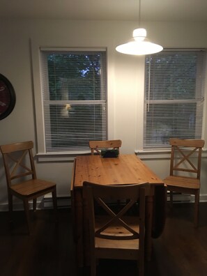 ファミリー アパートメント 2 ベッドルーム キッチン ハーバービュー | 客室内のダイニングエリア