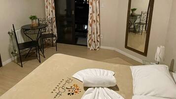 Quarto casal | Frigobar, escrivaninha, Wi-Fi de cortesia, roupa de cama