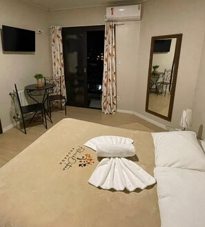 Doppelzimmer | Minibar, Schreibtisch, kostenloses WLAN, Bettwäsche