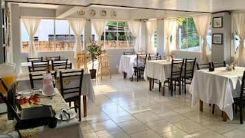 Café da manhã com buffet grátis todos os dias