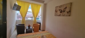 高級雙人房 | 羽絨被、特厚豪華床墊、迷你吧、書桌