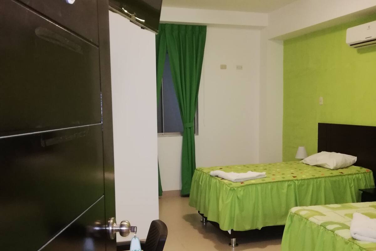 Edredones de plumas, colchones con acolchado adicional, minibar