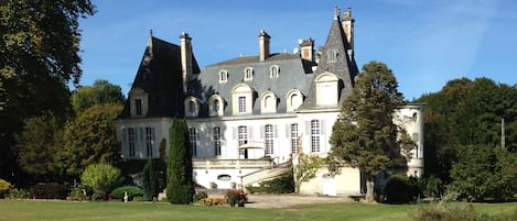 Vista frontal de la propiedad