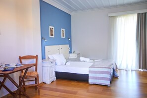 Decoración personalizada, muebles diferentes y cortinas blackout 