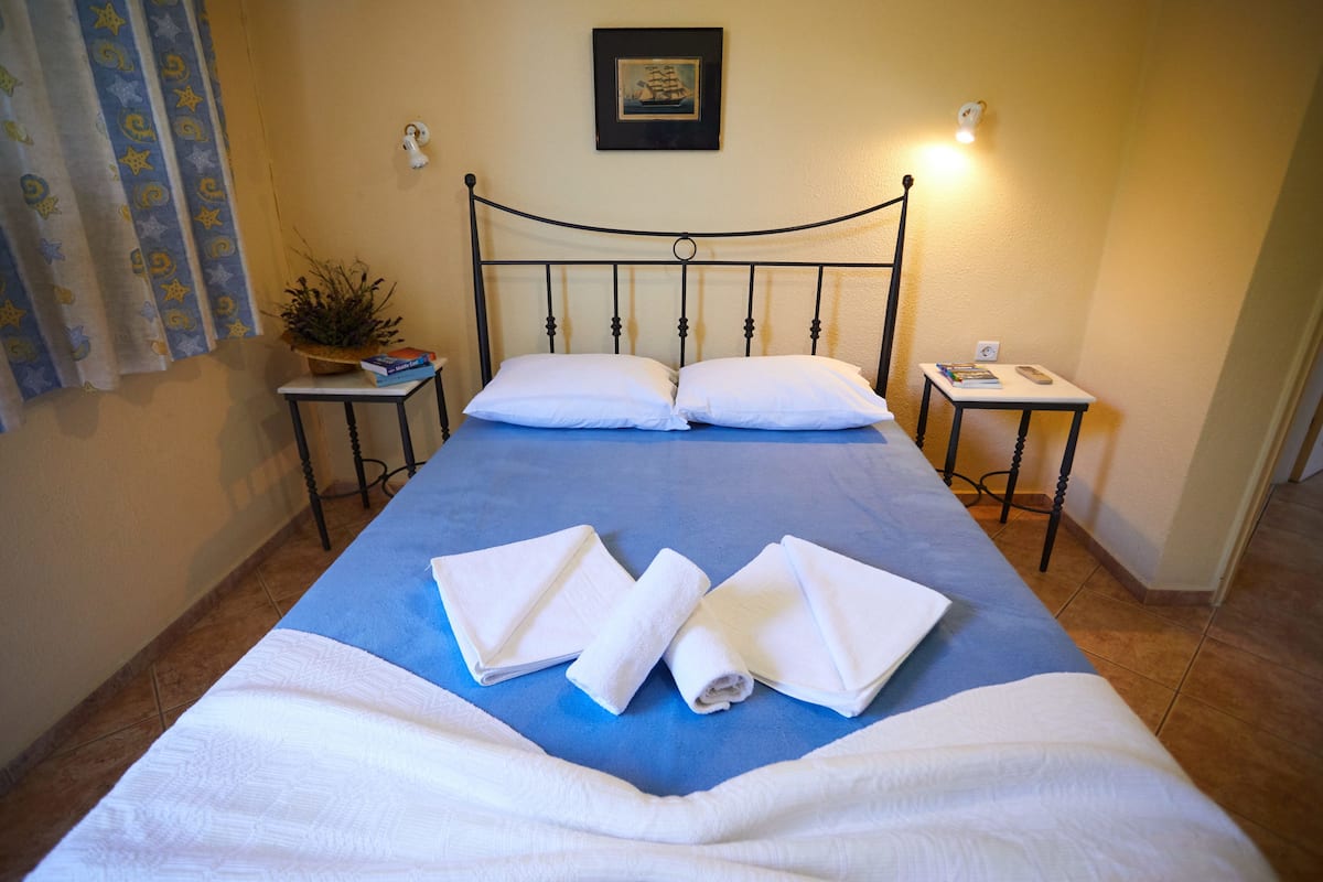 Apartment, 1 Bedroom, Sea View | Individually decorated, individually furnished, blackout drapes