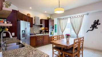 Condo de lujo, 1 habitación, vista a la montaña | Cocina privada | Refrigerador con congelador, microondas, horno y parrilla de estufa