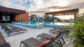 2 albercas al aire libre 