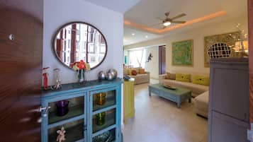 Condo de lujo, 1 habitación, vista a la montaña | Área de sala de estar | Televisión de pantalla plana y películas con cargo