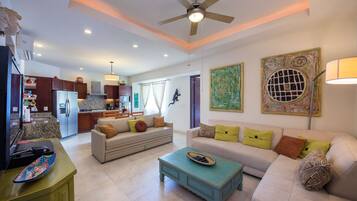 Condo de lujo, 1 habitación, vista a la montaña | Área de sala de estar | Televisión de pantalla plana y películas con cargo