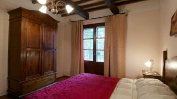 LÀgenhet - 1 sovrum | VÀrdeförvaringsskÄp pÄ rummet, strykjÀrn/strykbrÀda och gratis wi-fi